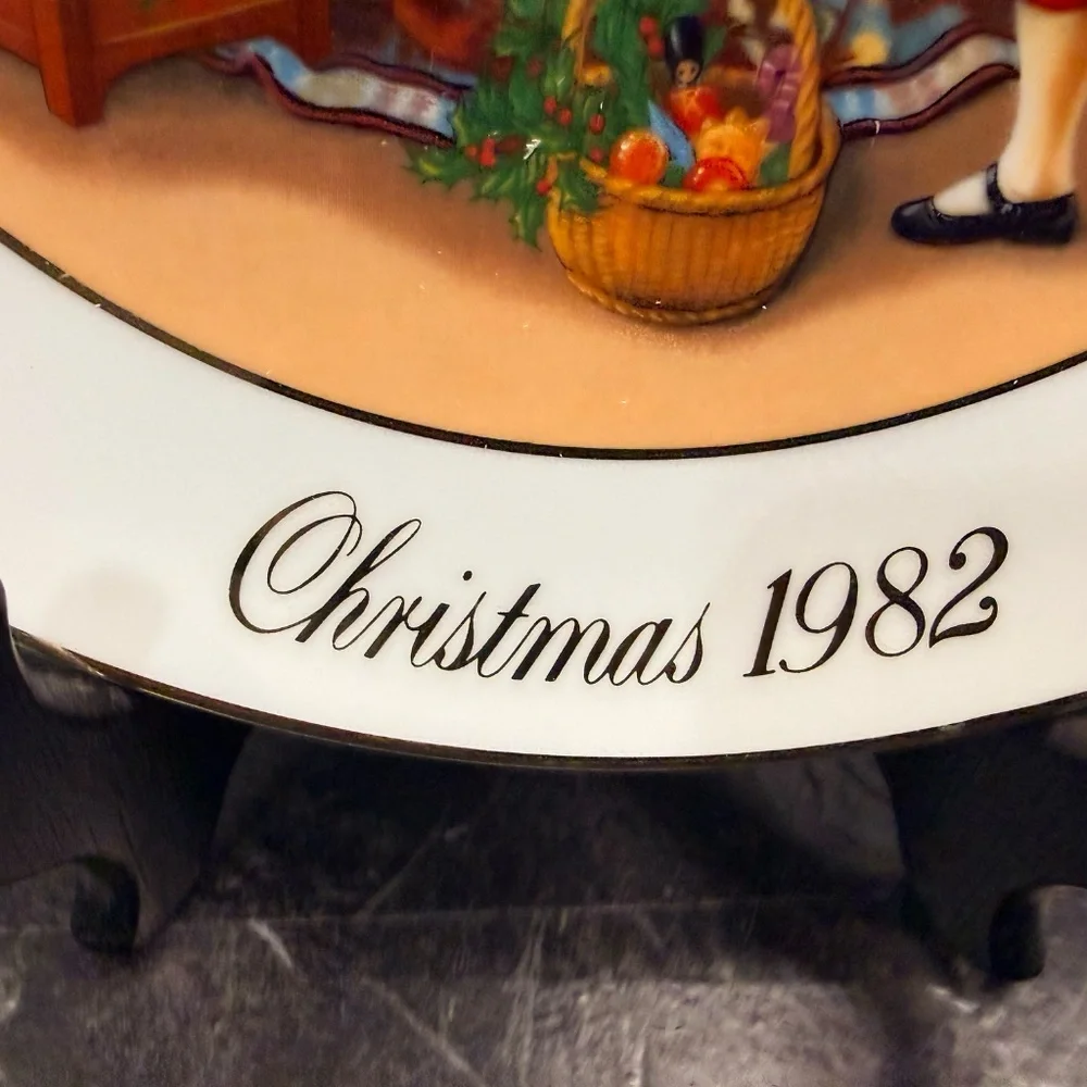 1982 AVON “Keeping the Christmas Tradition” Collector Plate w/22K Gold Trim